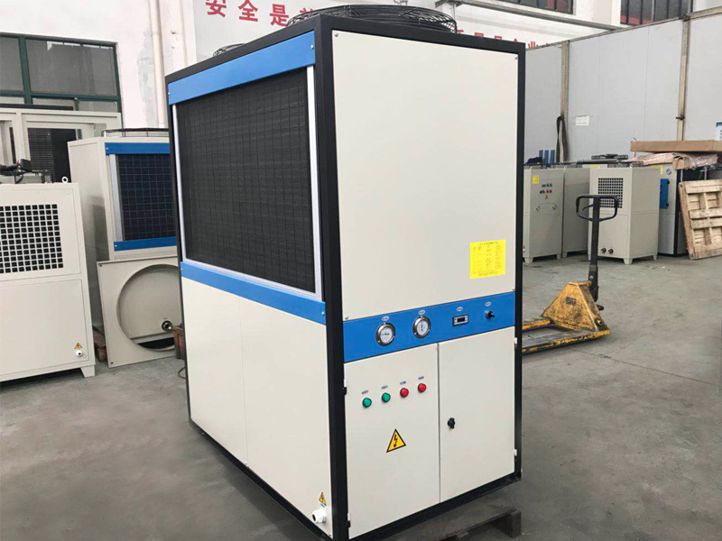 詳細講（jiǎng）解（jiě）油冷（lěng）機汙垢的清（qīng）除方法（fǎ）